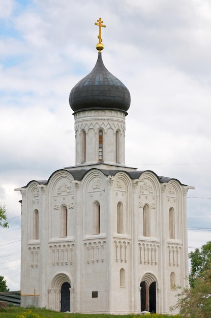 Церковь с куполом и крестом наверху