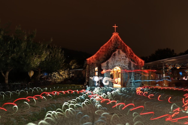 Photo a church with a light on the roof