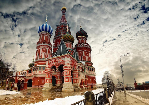 Photo a church with a red and blue dome on the top