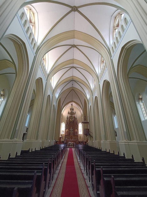 Photo a church with a red carpet on the floor