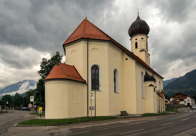 Церковь с шиферной крышей в Баварии