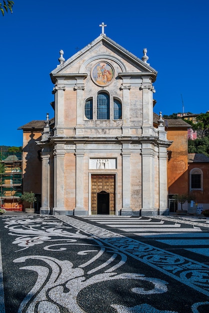 이탈리아 리비에라의 조아글리 마을에 있는 전형적인 리구리아 파비스가 있는 교회