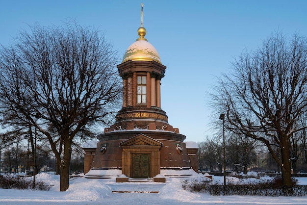 겨울 날 상트페테르부르크 페트로프스카야 제방 근처의 삼위일체 교회 예배당