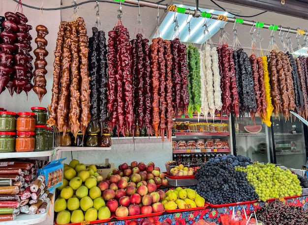 churchhela georgiase traditionele zoete vruchten en specerijen op de straatmarkt toonbank Hoogwaardige foto