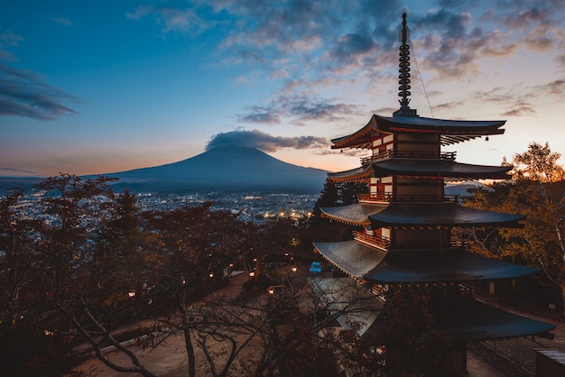 후지산의 추레 이토 탑. 아름다운 일본의 명소와 풍경