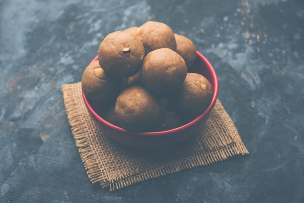 Churma Ladoo, atta laddoo, tarwebloem laddu gemaakt met ghee en rietsuiker of suiker. selectieve focus