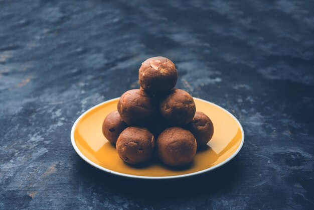 Churma Ladoo, atta laddoo, 버터 버터 또는 설탕으로 만든 밀가루 laddu. 선택적 초점