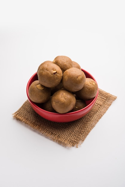 Churma Ladoo、atta laddoo、ギーとジャガリーまたは砂糖を使用して作られた小麦粉のラドゥー。セレクティブフォーカス