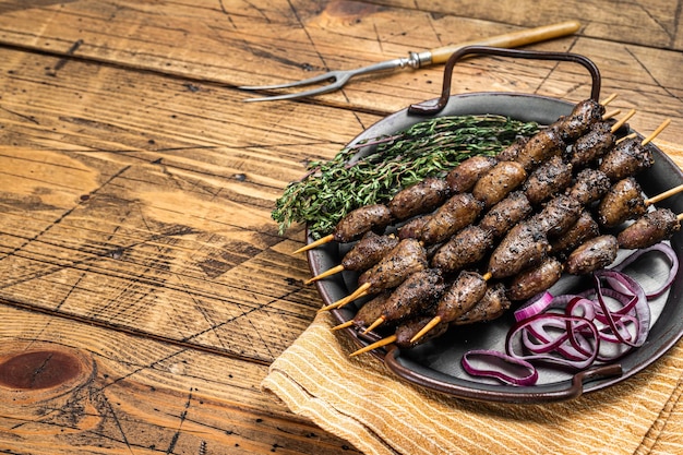 Churrasco braziliaanse barbecue kip harten gegrilde kebab met kruiden en groenten houten achtergrond bovenaanzicht kopieer ruimte