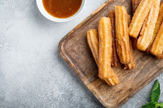 Churros bestrooid met poedersuiker