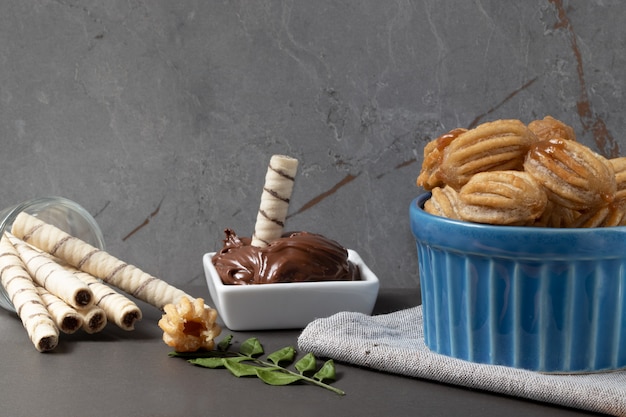 Churros gevuld met dulce de leche en hazelnootsticks.