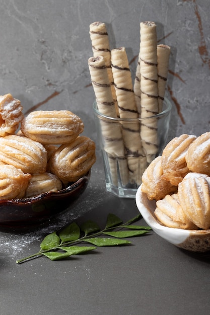 Churros gevuld met dulce de leche in kommen, selectieve focus.