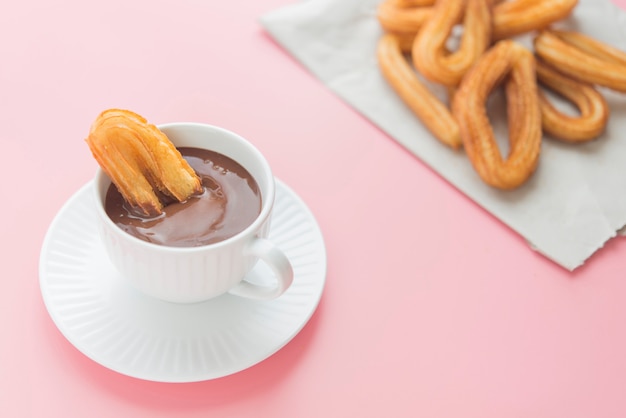 Churros met chocola typisch zoet ontbijt