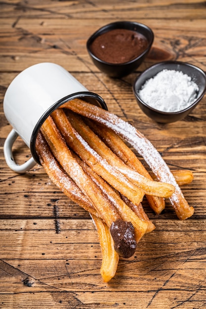 Churros met suiker en chocoladesaus