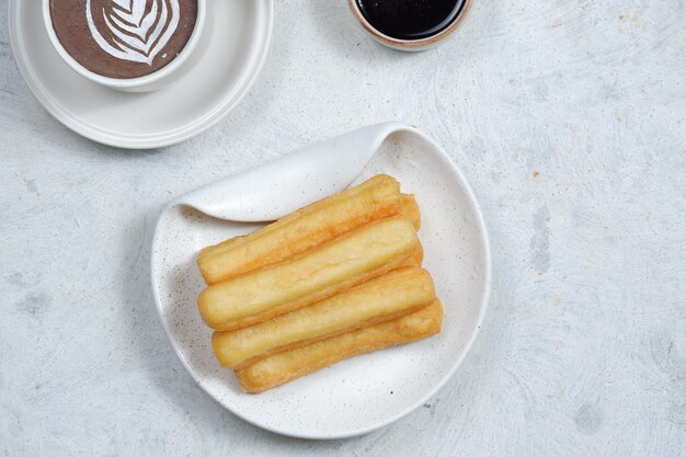 churros Spaans traditioneel dessert en chocolade dippen