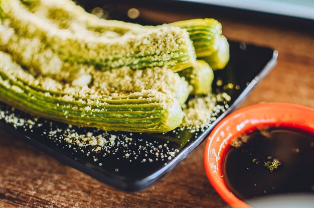 Churros sticks met suiker en chocoladesaus op tafel.