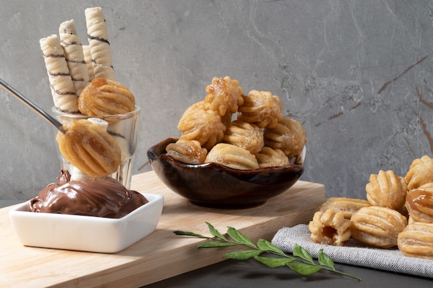 Churros stuffed with dulce de leche and wafer sticks of chocolate composition.