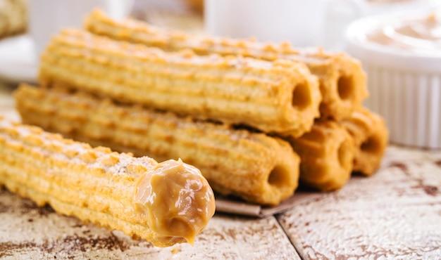 Churros typisch zoet uit Brazilië en Amerika, gebakken en gevuld met zoete melk bedekt met suikertraditie op populaire festivals