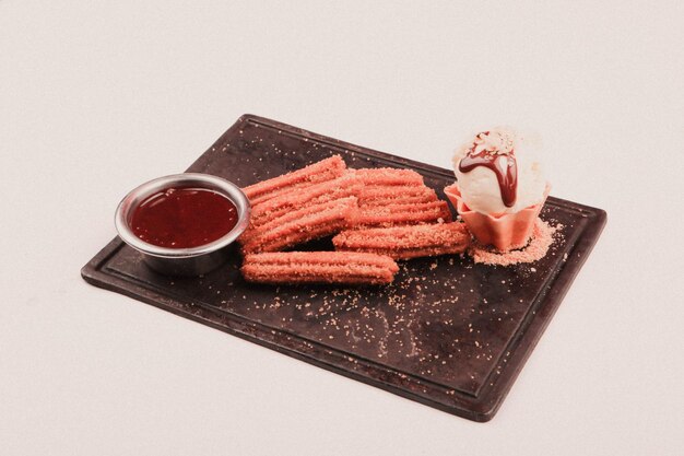 Churros con zucchero ricoperti di salsa al cioccolato