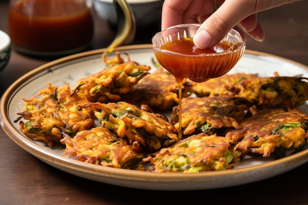 Chutney op een bord met groentepakora's