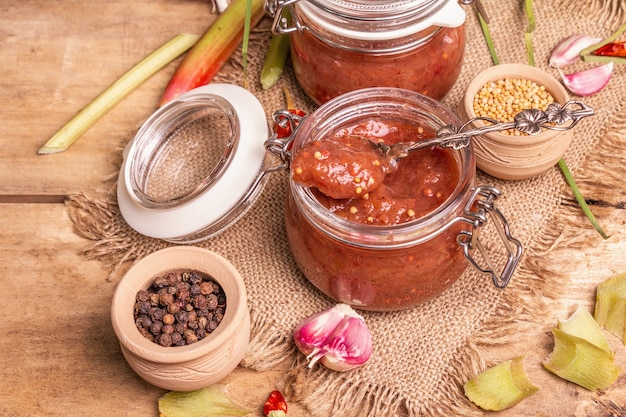 Chutney van rabarber. Set ingrediënten en kruiden om te koken. Rustieke houten achtergrond, close-up