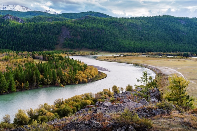 Фото Долина реки чуя, осенний горный пейзаж. горный алтай, россия