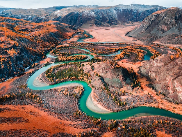 Chuya rivier in Altai gebergte Siberië Rusland Luchtfoto herfst landschap