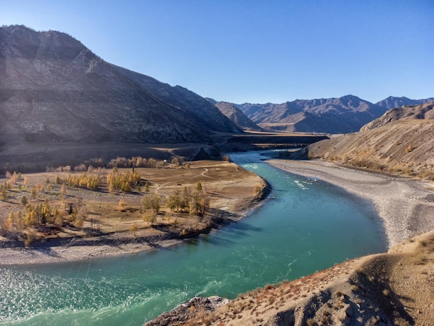 Foto chuya rivier in de republiek gorny altai in siberië rusland