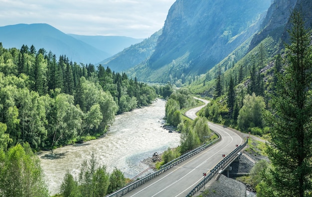 Chuya-snelweg - een schilderachtige weg in het Altai-gebergte, Rusland