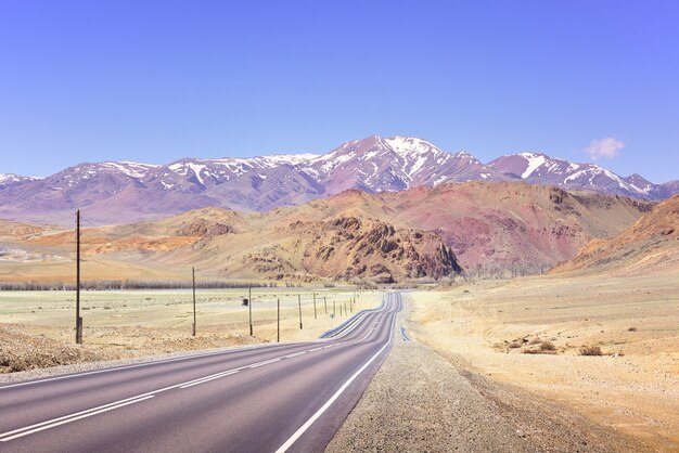 チュイ草原のアルタイ山脈アスファルト起伏のある道路のチュイスキートラクト