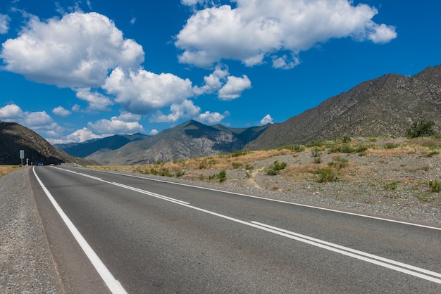 Chuysky-traktweg in het Altai-gebergte