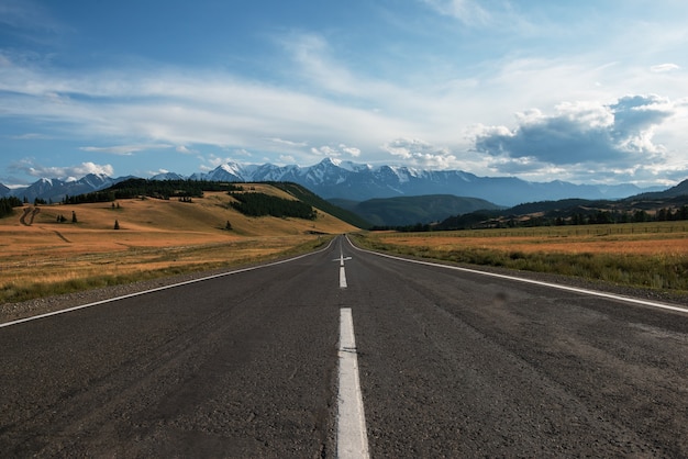 Chuysky-traktweg in het altai-gebergte