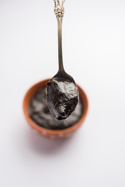 차완프라시(Chyawanprash) 또는 차반프라쉬(Chyavanprash)는 미네랄과 영양이 풍부한 허브의 농축된 혼합으로 구성된 인도의 아유르베다 면역 부스터 건강 보조제이며, 격리된 그릇에 제공됩니다.