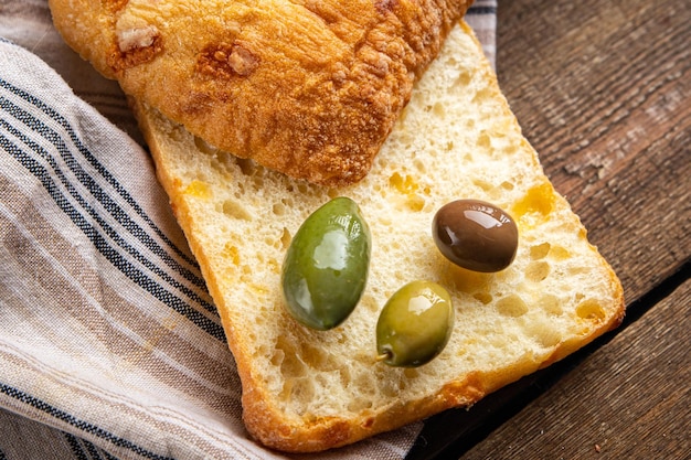 Ciabatta pane olive pasto spuntino fresco sul tavolo spazio copia sfondo alimentare