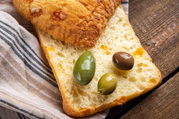 ciabatta brood olijven maaltijd verse snack op tafel kopieer ruimte voedsel achtergrond