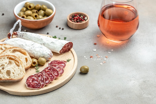 Foto antipasto di carne ciabatta e fuet per antipasti al vino o set di antipasti con posto per cibo gourmet per la vista dall'alto del testo