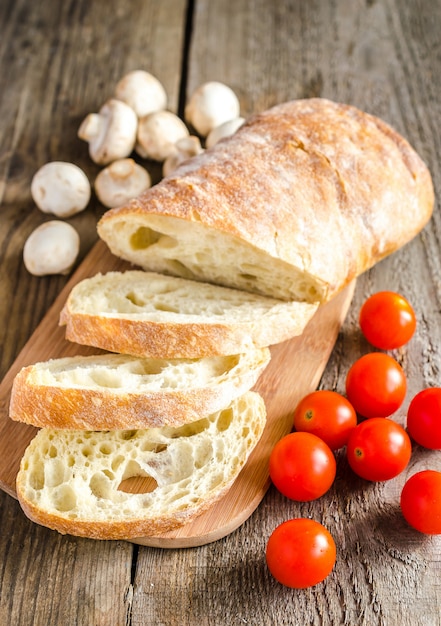 Ciabatta met champignons en kerstomaatjes