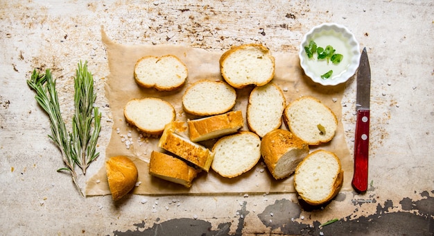 Ciabatta met kruiden op papier