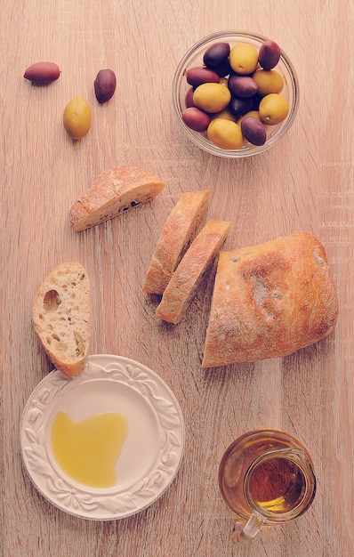 Ciabatta met olijven en gele en paarse olijven