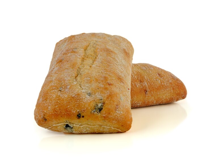 Ciabatta met olijven op een witte achtergrond