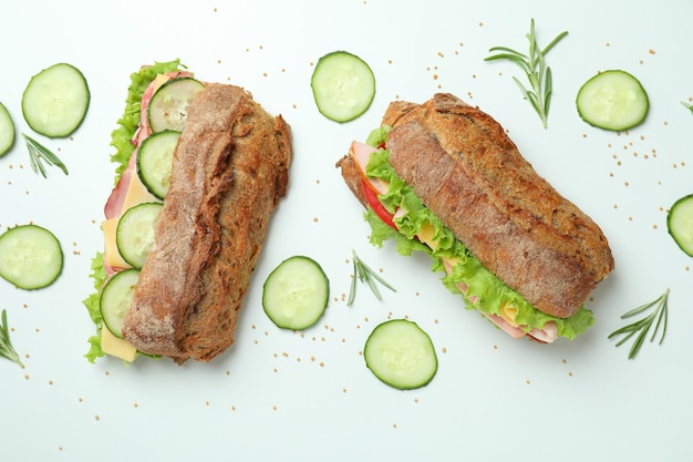 Ciabatta sandwiches en ingrediënten op witte achtergrond