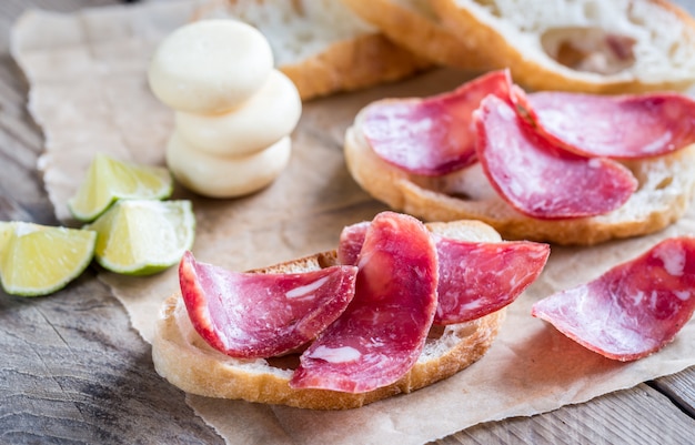 Ciabatta sandwiches met fuet en mini kaas