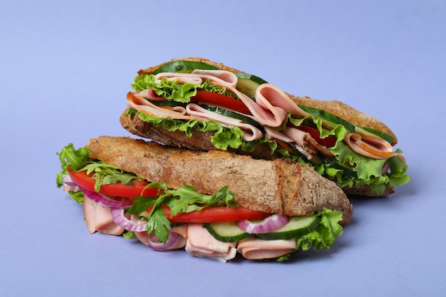 Ciabatta sandwiches op violette achtergrond, close-up