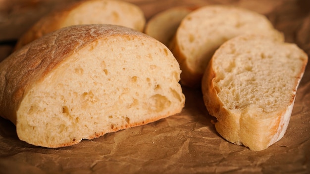 Fette di ciabatta su carta artigianale fresca deliziosa pasticceria pane fresco fatto in casa