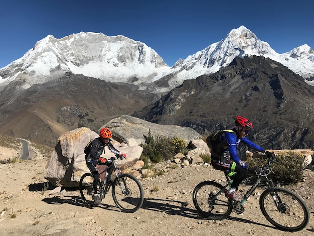 Ciclitas cuesta arriba por un camino escabroso y rocoso