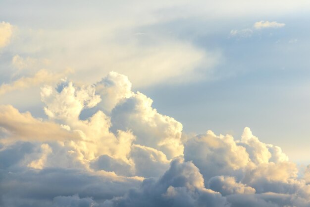 cielo azul con nubes coloridas por los rayos del sol