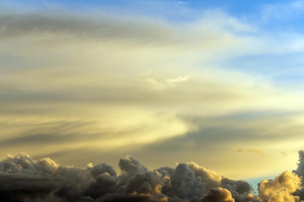 cielo azul con nubes coloridas por los rayos del sol