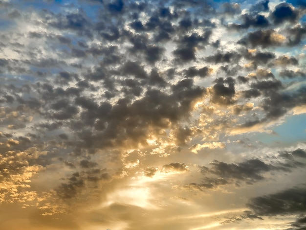 Photo cielo precioso con nubes cirros