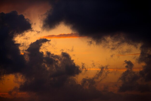 Photo cielos con nubes espectaculares y rayos de sol anaranjados