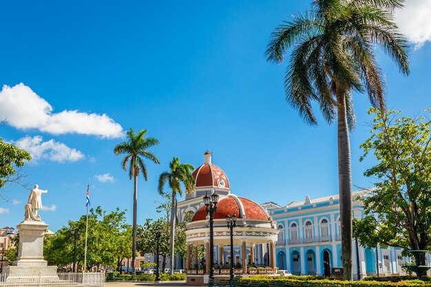 야자수와 역사적인 건물이 있는 Cienfuegos Jose Marti 중앙 공원 Cienfuegos Province Cuba